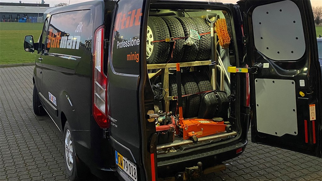 Kim Frandsen og Jan Østegaards servicevogn er pakket med ekstra pigdæk og diverse reservedele.
(Foto: rallypics.dk – Viggo Johansen)